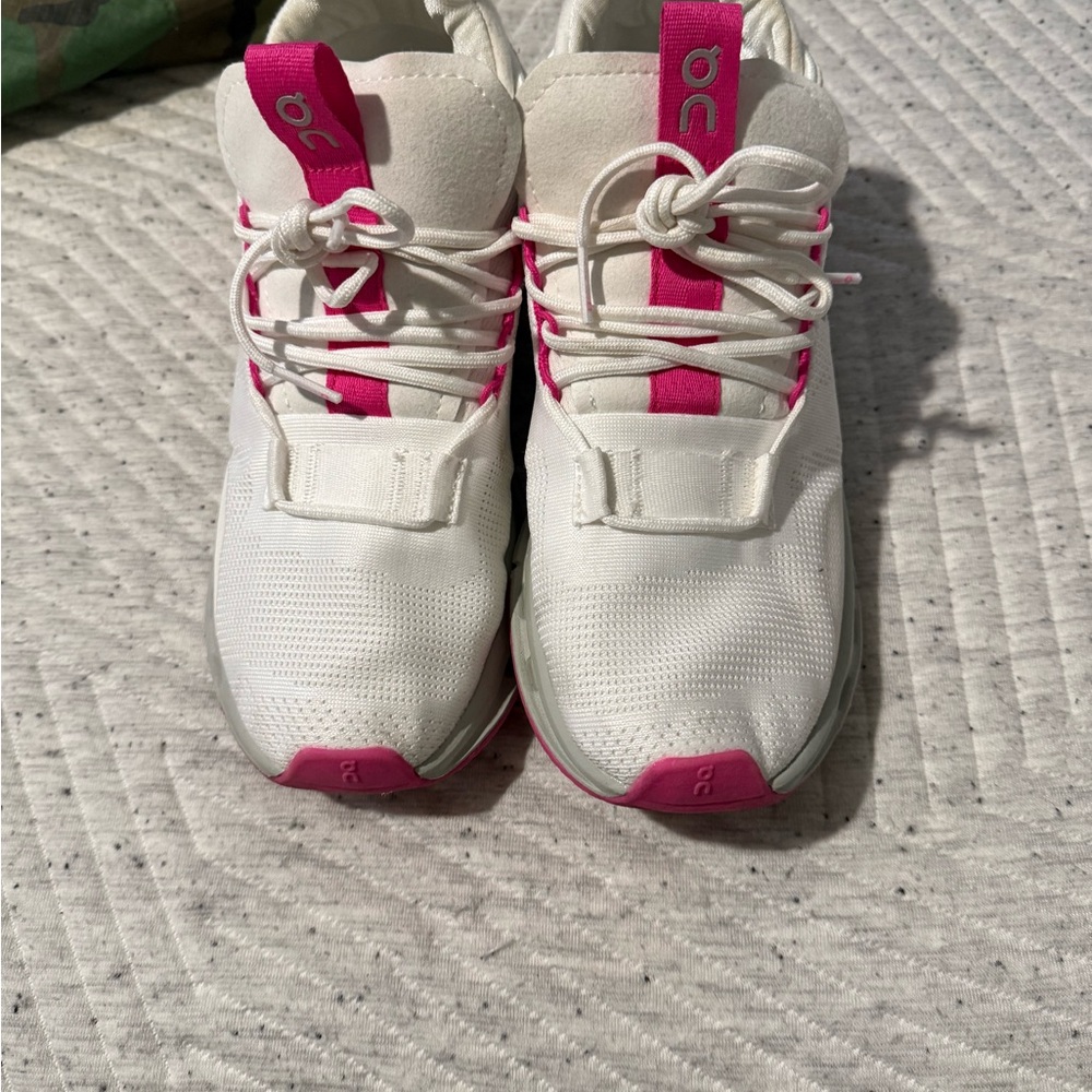 On Running cloud nova Women's Athletic Shoes - White and Pink